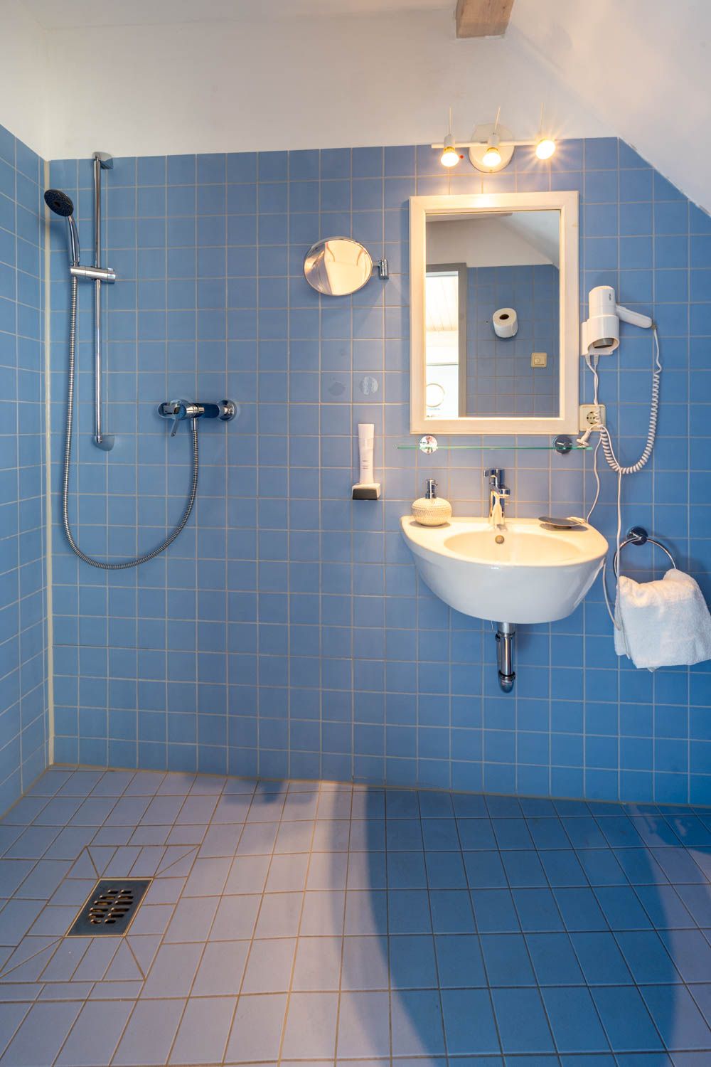 [Einzelzimmer »Koje 2« 403] Helles Einzelzimmer im Neuen Fährgut mit bequemem Bett, Blick auf die Dorfstraße zur Elbe und Zugang zur gemeinsamen Terrasse mit Koje 1.