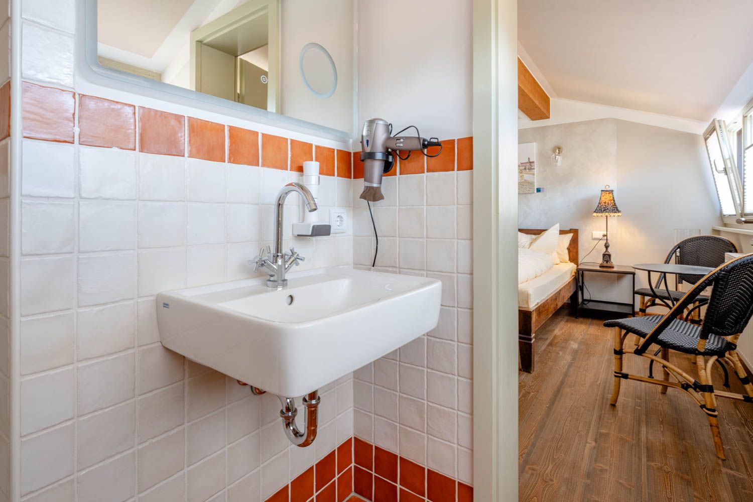 [Doppelzimmer 204] Helles Doppelzimmer im Alten Fährgut mit gemütlichem Doppelbett und weitem Blick auf die Elbhänge, die Schwebebahn und den Luisenhof.