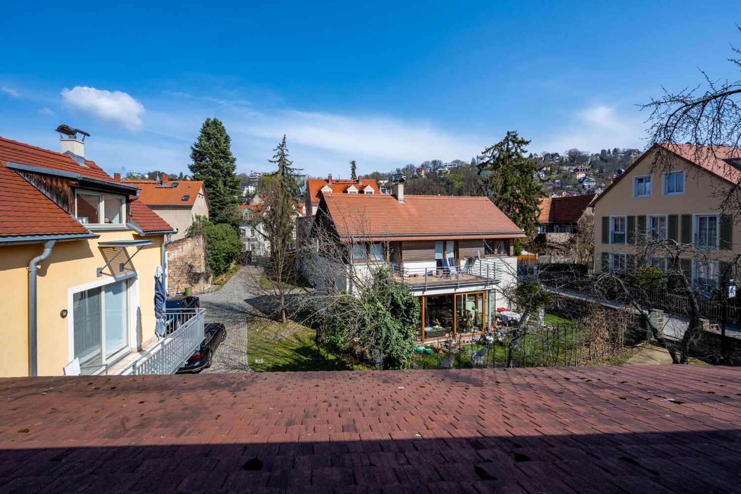 [Doppelzimmer 204] Helles Doppelzimmer im Alten Fährgut mit gemütlichem Doppelbett und weitem Blick auf die Elbhänge, die Schwebebahn und den Luisenhof.