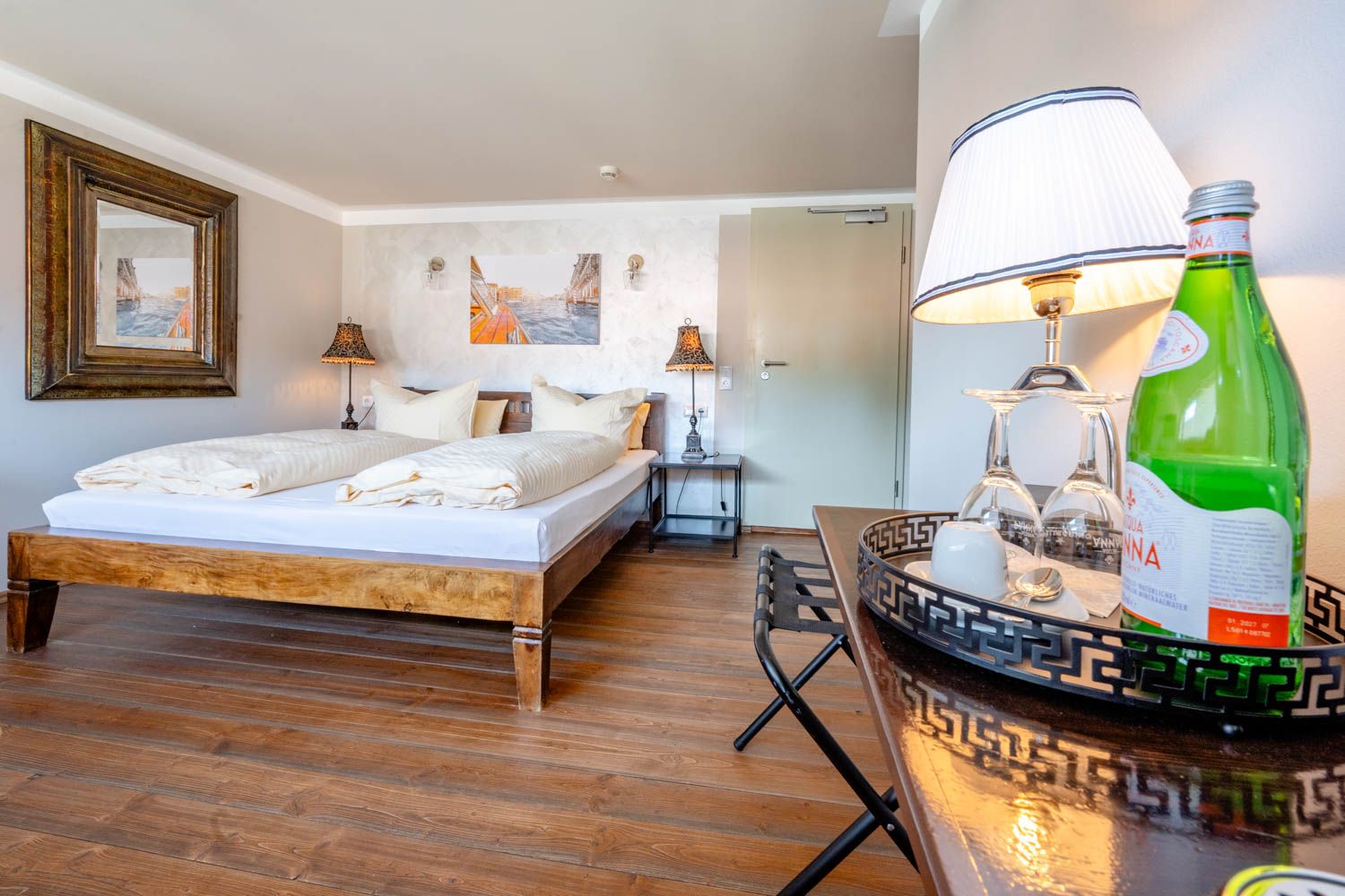 [Doppelzimmer 205] Helles Doppelzimmer im Alten Fährgut mit gemütlichem Doppelbett, zusätzlichem Schlafplatz und weitem Blick auf Elbhänge, Schwebebahn und Luisenhof.