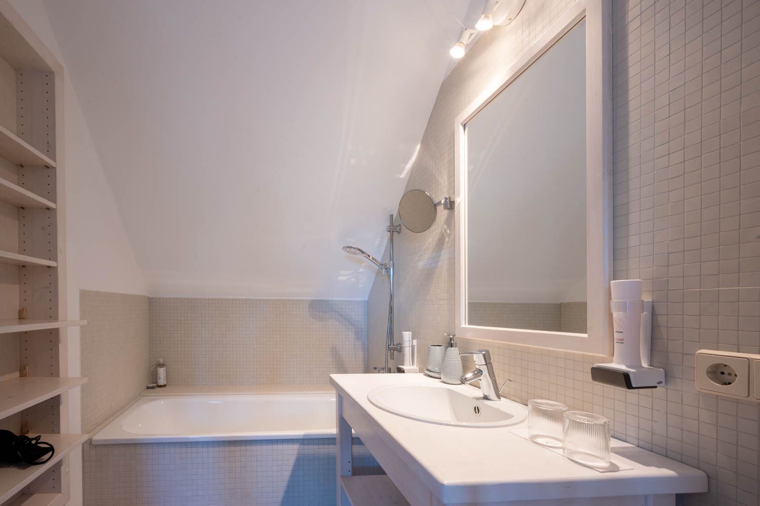 [Doppelzimmer Kajüte 401] Freundliches Doppelzimmer im Neuen Fährgut mit gemütlichem Doppelbett, kleiner Küche und großer Süd-Terrasse mit Blick auf die Elbe.