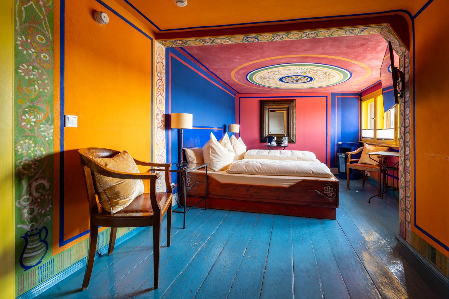 [Böckstiegel-Doppelzimmer 202] Individuell ausgemaltes Doppelzimmer mit künstlerischen Böckstiegel-Elementen, gemütlichem Doppelbett und liebevollen Details im historischen Alten Fährgut.