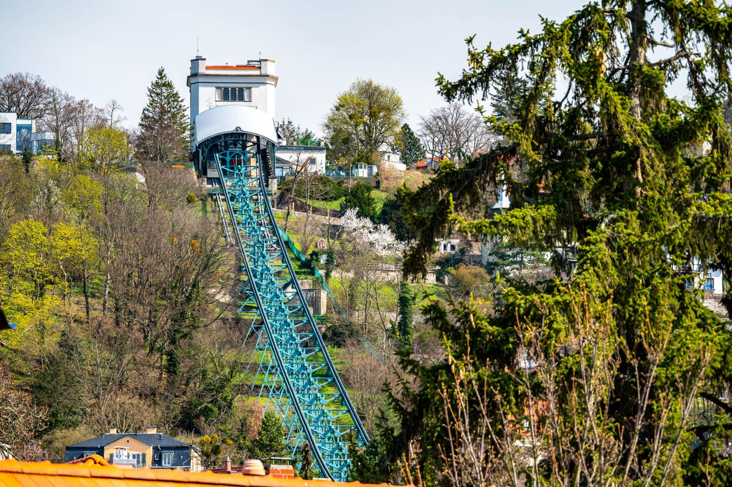 [Doppelzimmer 205] Helles Doppelzimmer im Alten Fährgut mit gemütlichem Doppelbett, zusätzlichem Schlafplatz und weitem Blick auf Elbhänge, Schwebebahn und Luisenhof.