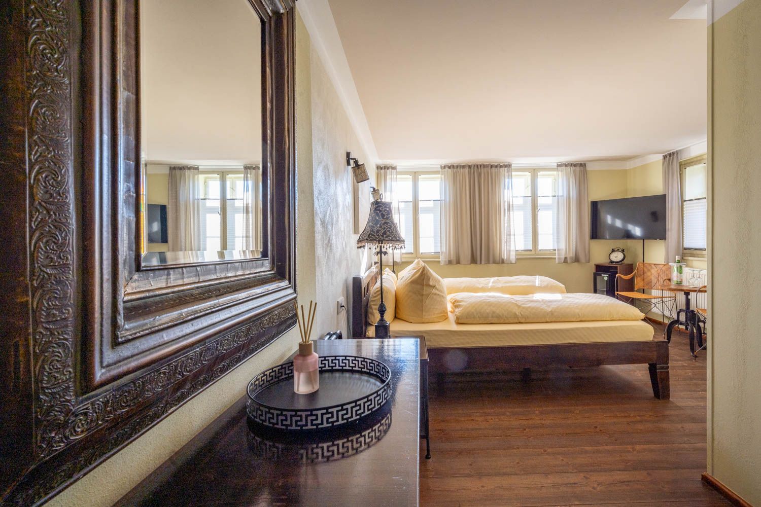 [Doppelzimmer 103] Helles Doppelzimmer mit gemütlichem Doppelbett und weitem Blick Richtung Elbe und Dorfstraße, ideal für Paare und kleine Familien.