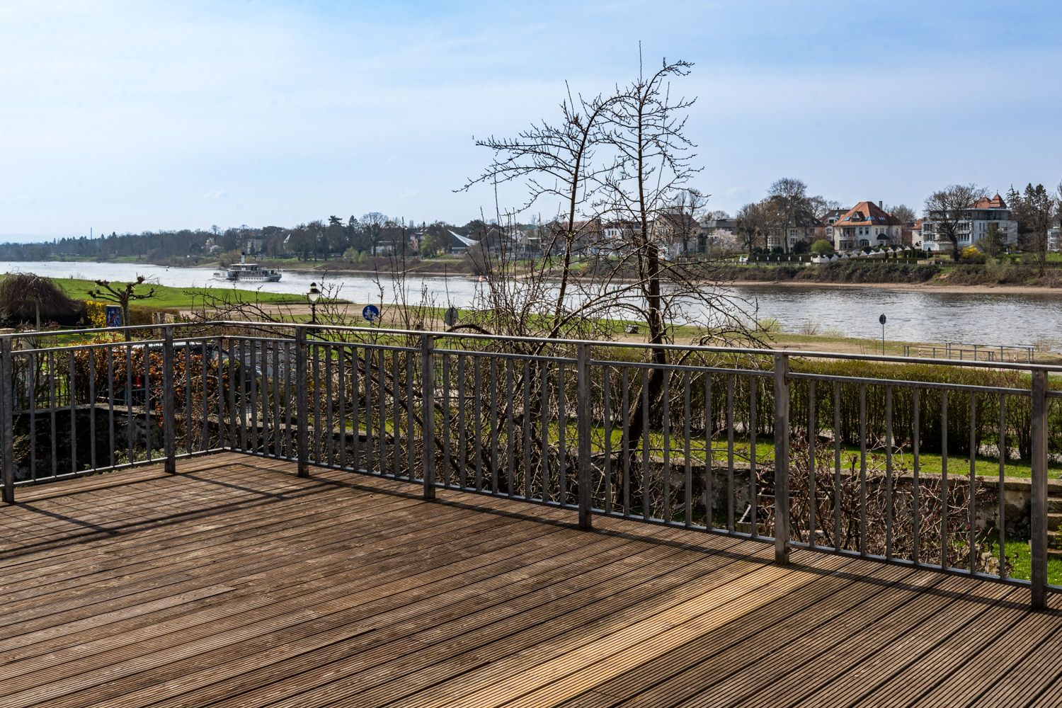 Stilvolles Doppelzimmer mit Gemeinschaftsterrasse und Blick auf Elbe und Blaues Wunder im Boutique Hotel La Campagnola, Dresden-Loschwitz.