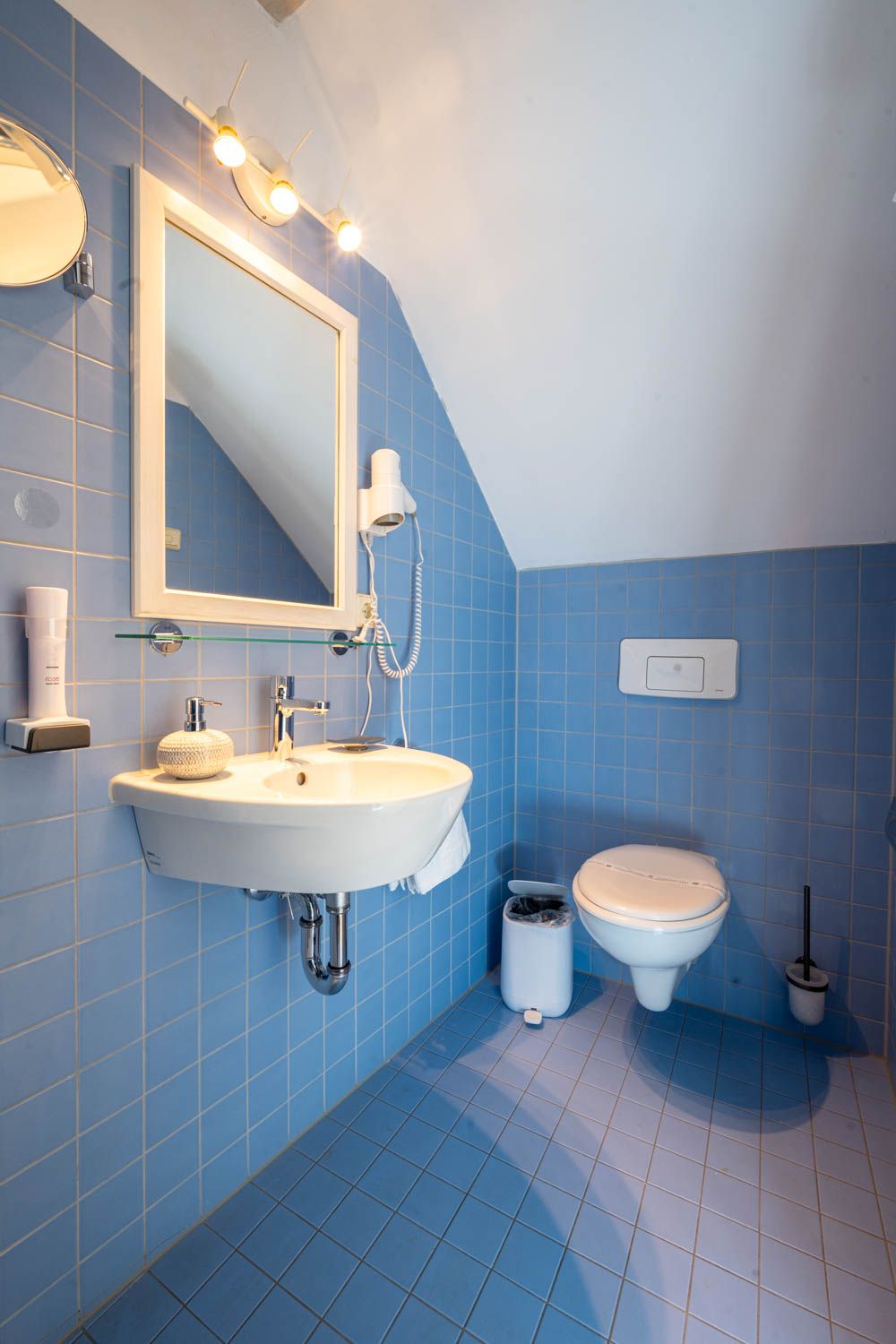 [Einzelzimmer »Koje 2« 403] Helles Einzelzimmer im Neuen Fährgut mit bequemem Bett, Blick auf die Dorfstraße zur Elbe und Zugang zur gemeinsamen Terrasse mit Koje 1.