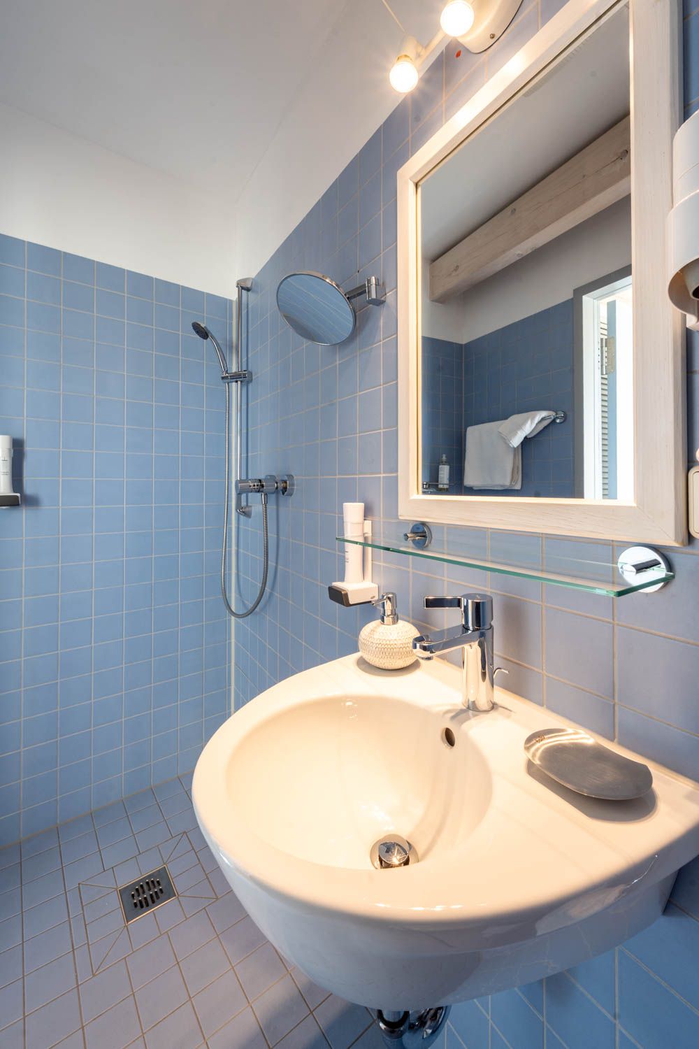 [Einzelzimmer »Koje 2« 403] Helles Einzelzimmer im Neuen Fährgut mit bequemem Bett, Blick auf die Dorfstraße zur Elbe und Zugang zur gemeinsamen Terrasse mit Koje 1.