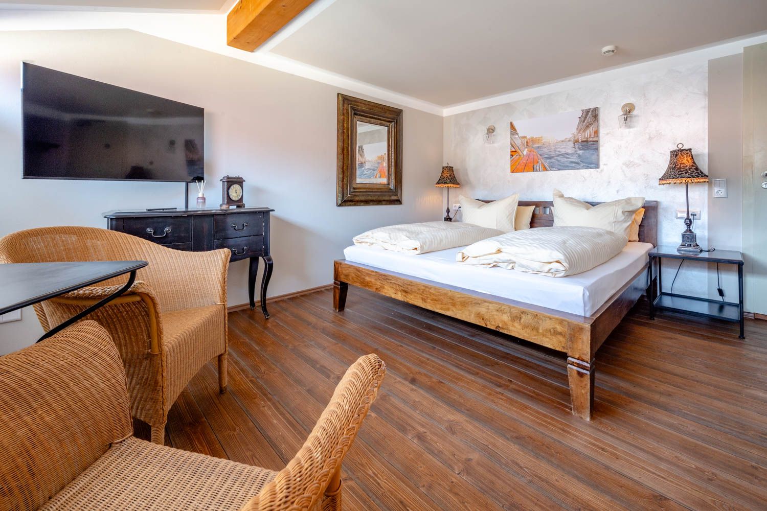 [Doppelzimmer 205] Helles Doppelzimmer im Alten Fährgut mit gemütlichem Doppelbett, zusätzlichem Schlafplatz und weitem Blick auf Elbhänge, Schwebebahn und Luisenhof.