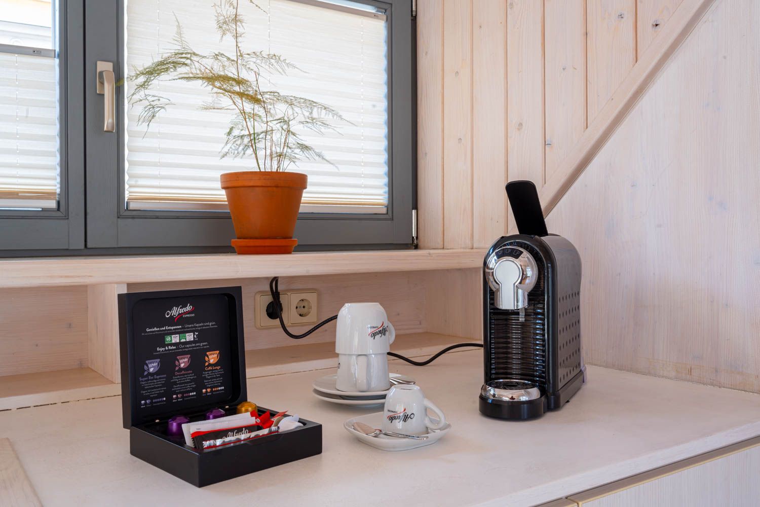 [Doppelzimmer Kajüte 401] Freundliches Doppelzimmer im Neuen Fährgut mit gemütlichem Doppelbett, kleiner Küche und großer Süd-Terrasse mit Blick auf die Elbe.