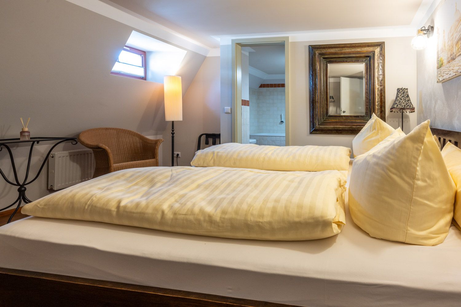 [Doppelzimmer 201] Helles Doppelzimmer mit komfortablem Doppelbett und Ausblick auf die Dorfstraße zur Elbe, ideal für Paare und kleine Familien.