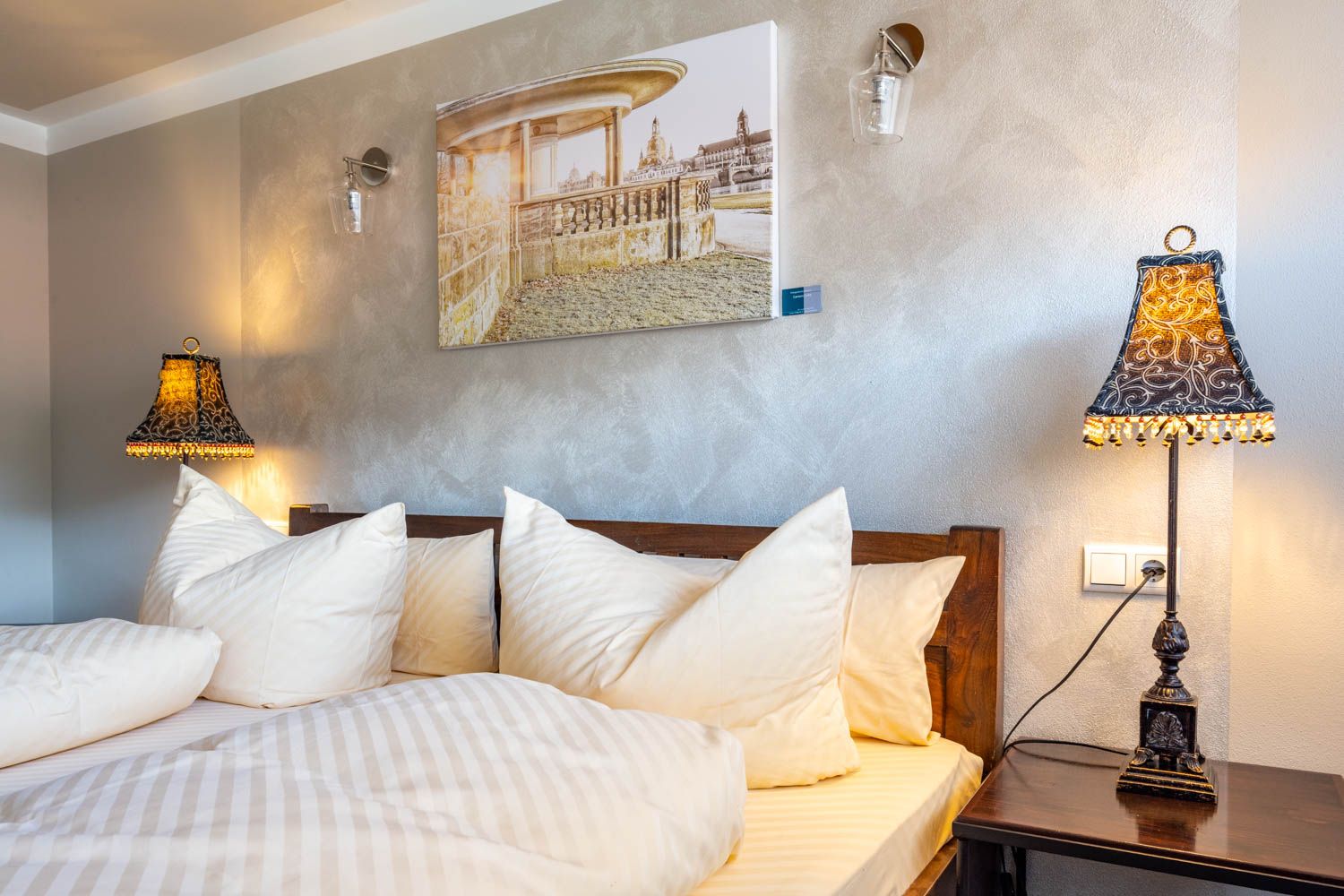 [Doppelzimmer 204] Helles Doppelzimmer im Alten Fährgut mit gemütlichem Doppelbett und weitem Blick auf die Elbhänge, die Schwebebahn und den Luisenhof.