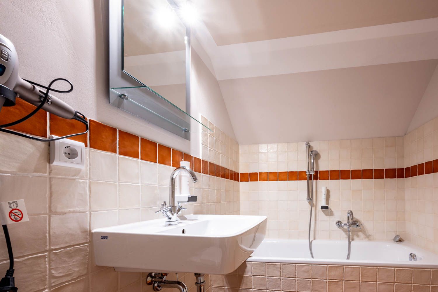 [Doppelzimmer 205] Helles Doppelzimmer im Alten Fährgut mit gemütlichem Doppelbett, zusätzlichem Schlafplatz und weitem Blick auf Elbhänge, Schwebebahn und Luisenhof.