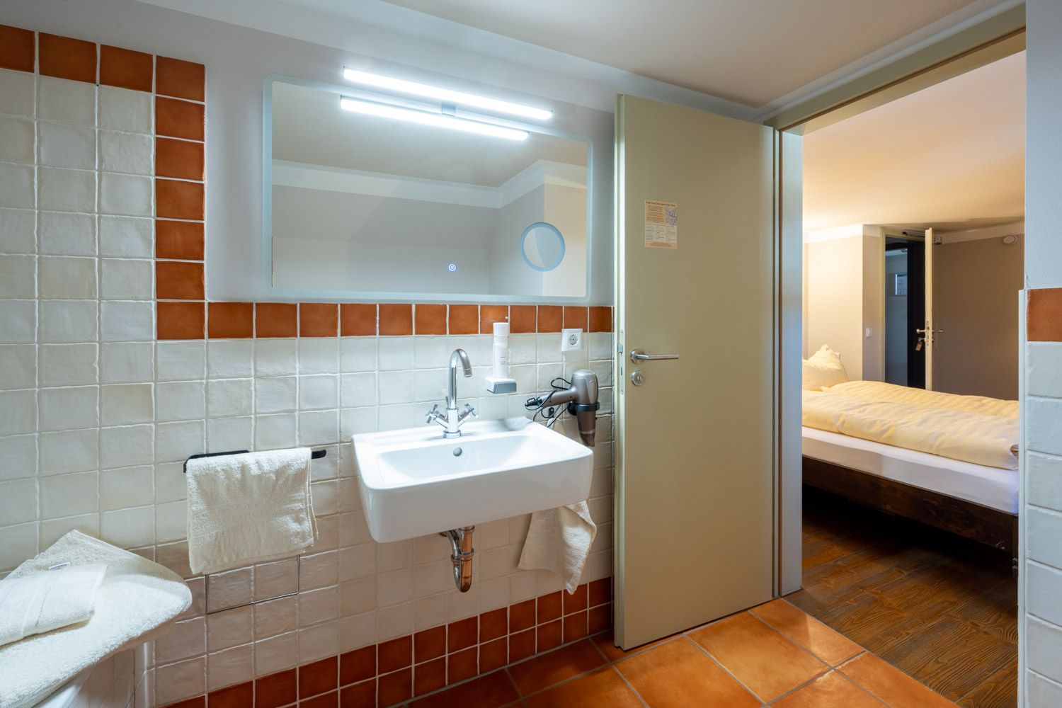 [Doppelzimmer 201] Helles Doppelzimmer mit komfortablem Doppelbett und Ausblick auf die Dorfstraße zur Elbe, ideal für Paare und kleine Familien.