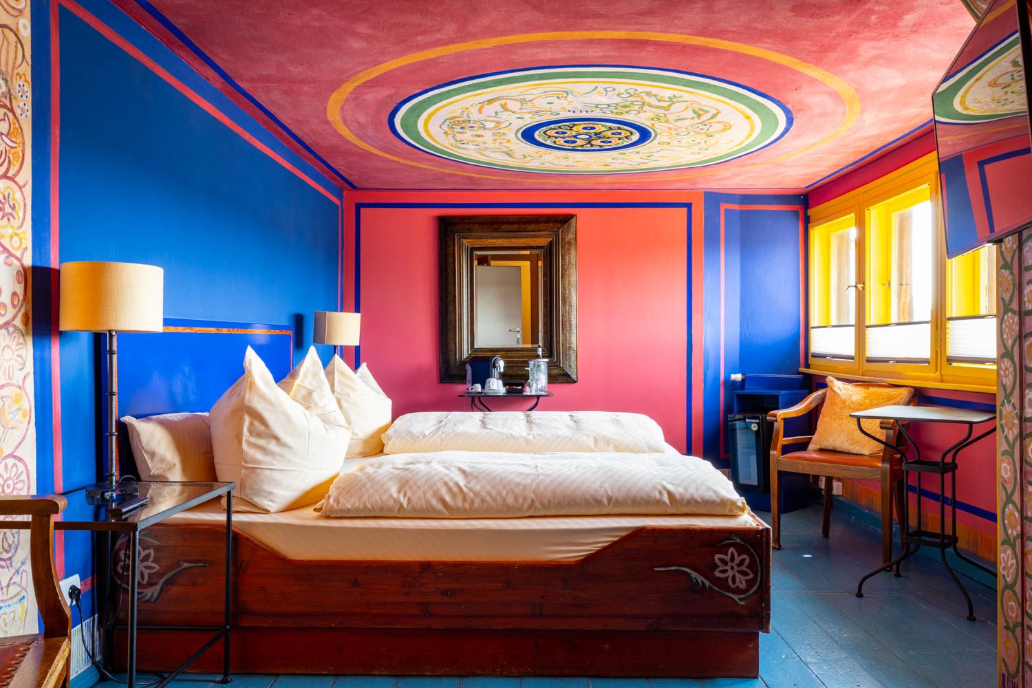 [Böckstiegel-Doppelzimmer 202] Individuell ausgemaltes Doppelzimmer mit künstlerischen Böckstiegel-Elementen, gemütlichem Doppelbett und liebevollen Details im historischen Alten Fährgut.