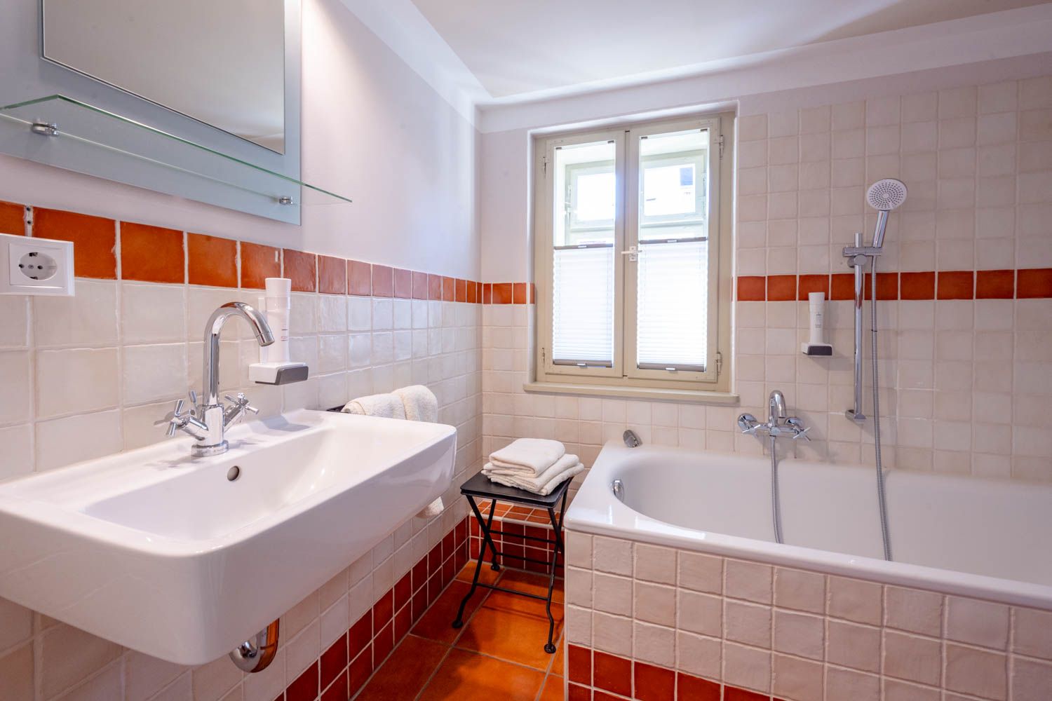 [Doppelzimmer 103] Helles Doppelzimmer mit gemütlichem Doppelbett und weitem Blick Richtung Elbe und Dorfstraße, ideal für Paare und kleine Familien.