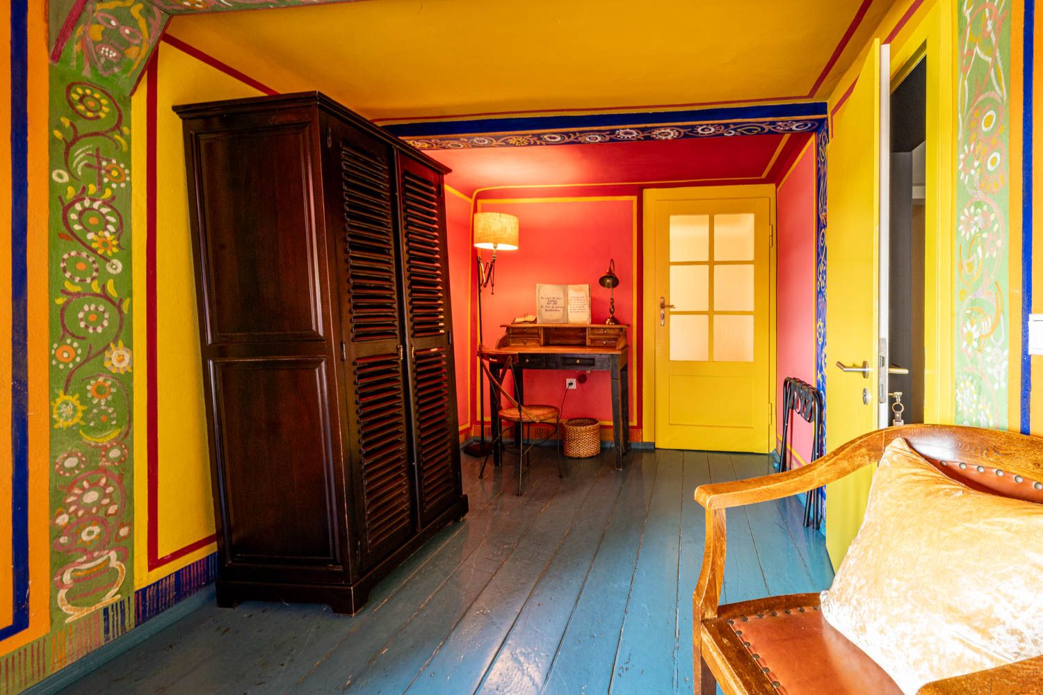 [Böckstiegel-Doppelzimmer 202] Individuell ausgemaltes Doppelzimmer mit künstlerischen Böckstiegel-Elementen, gemütlichem Doppelbett und liebevollen Details im historischen Alten Fährgut.