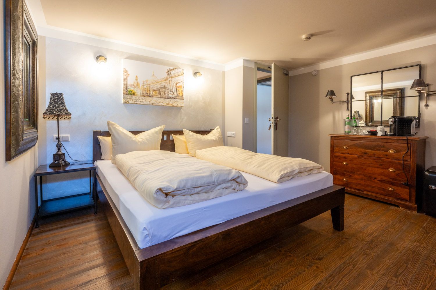 [Doppelzimmer 201] Helles Doppelzimmer mit komfortablem Doppelbett und Ausblick auf die Dorfstraße zur Elbe, ideal für Paare und kleine Familien.