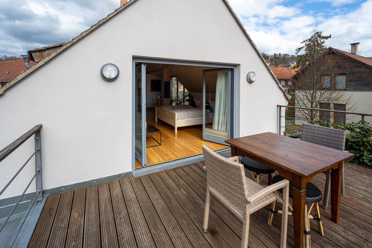 [Doppelzimmer Kajüte 401] Freundliches Doppelzimmer im Neuen Fährgut mit gemütlichem Doppelbett, kleiner Küche und großer Süd-Terrasse mit Blick auf die Elbe.