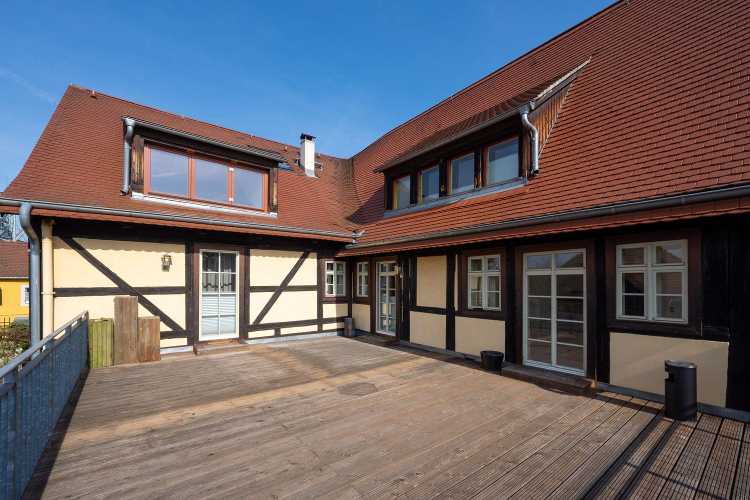 Stilvolles Doppelzimmer mit Gemeinschaftsterrasse und Blick auf Elbe und Blaues Wunder im Boutique Hotel La Campagnola, Dresden-Loschwitz.