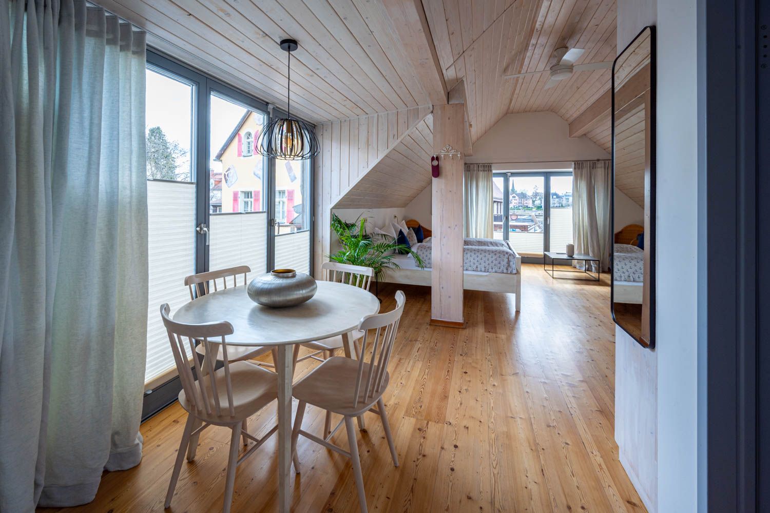 [Doppelzimmer Kajüte 401] Freundliches Doppelzimmer im Neuen Fährgut mit gemütlichem Doppelbett, kleiner Küche und großer Süd-Terrasse mit Blick auf die Elbe.