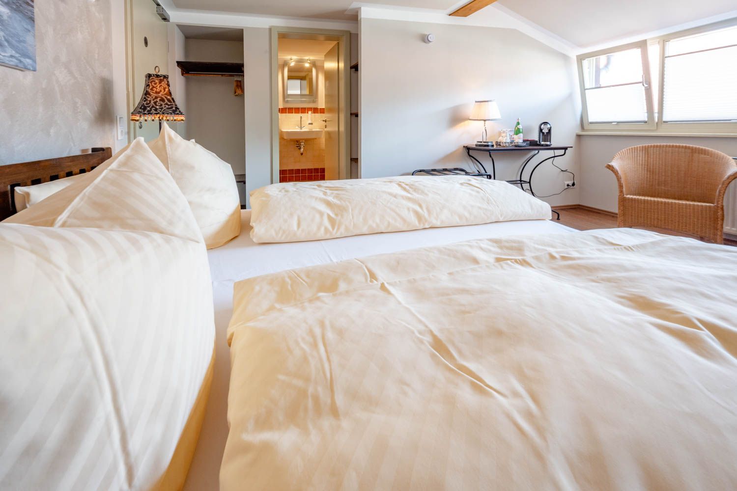 [Doppelzimmer 205] Helles Doppelzimmer im Alten Fährgut mit gemütlichem Doppelbett, zusätzlichem Schlafplatz und weitem Blick auf Elbhänge, Schwebebahn und Luisenhof.