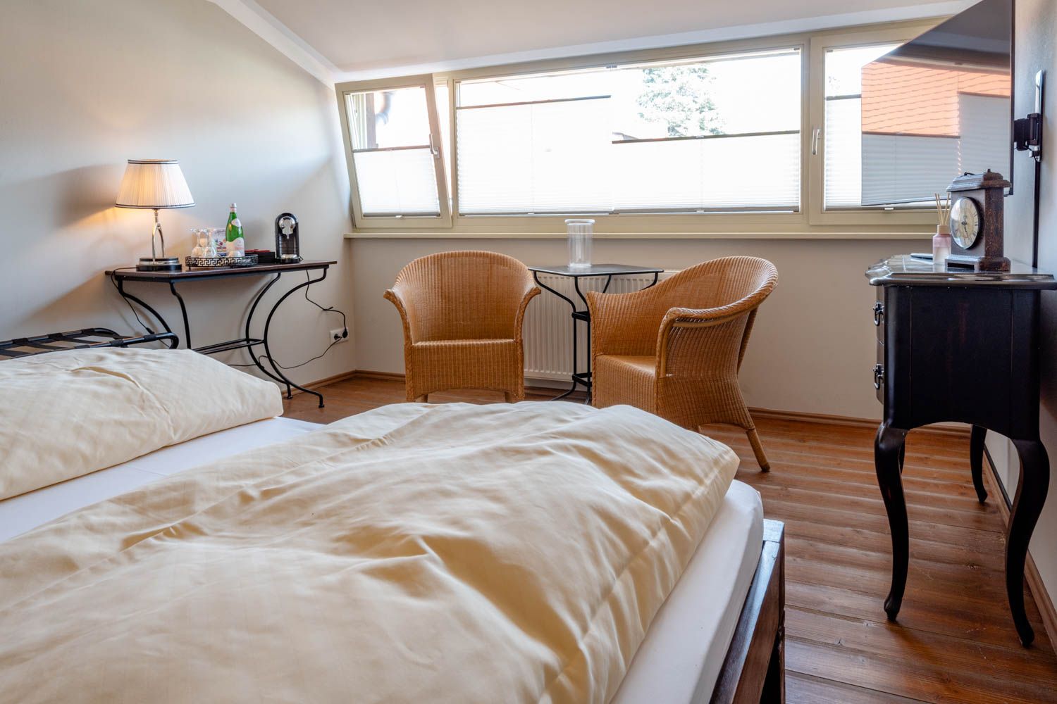 [Doppelzimmer 205] Helles Doppelzimmer im Alten Fährgut mit gemütlichem Doppelbett, zusätzlichem Schlafplatz und weitem Blick auf Elbhänge, Schwebebahn und Luisenhof.