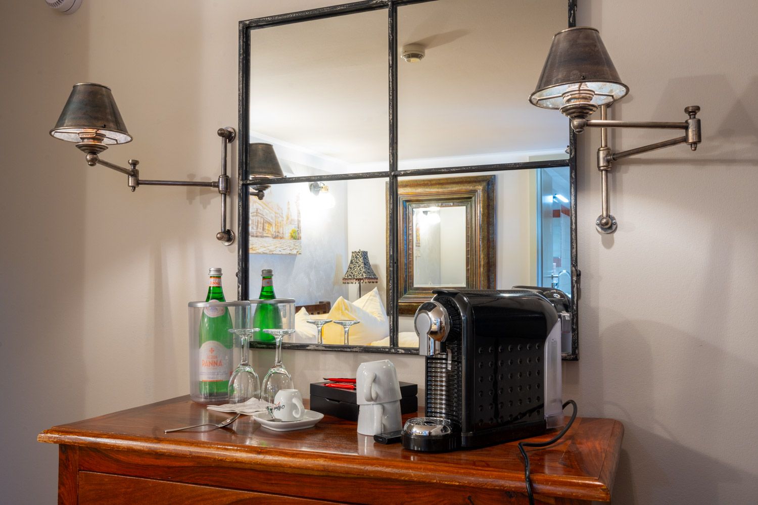 [Doppelzimmer 201] Helles Doppelzimmer mit komfortablem Doppelbett und Ausblick auf die Dorfstraße zur Elbe, ideal für Paare und kleine Familien.