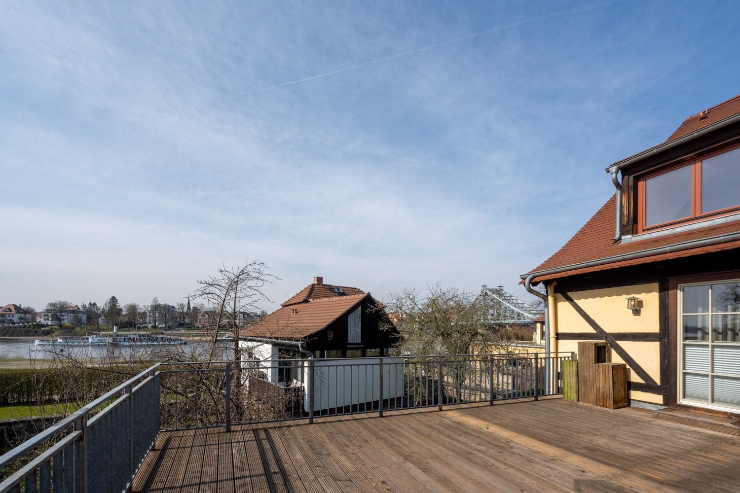 Stilvolles Doppelzimmer mit Gemeinschaftsterrasse und Blick auf Elbe und Blaues Wunder im Boutique Hotel La Campagnola, Dresden-Loschwitz.