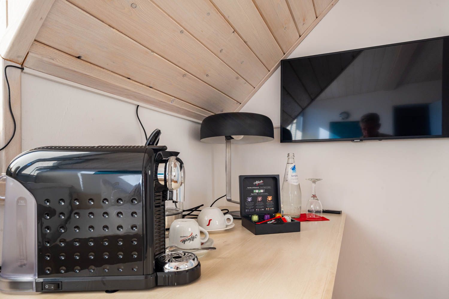 [Einzelzimmer »Koje 2« 403] Helles Einzelzimmer im Neuen Fährgut mit bequemem Bett, Blick auf die Dorfstraße zur Elbe und Zugang zur gemeinsamen Terrasse mit Koje 1.