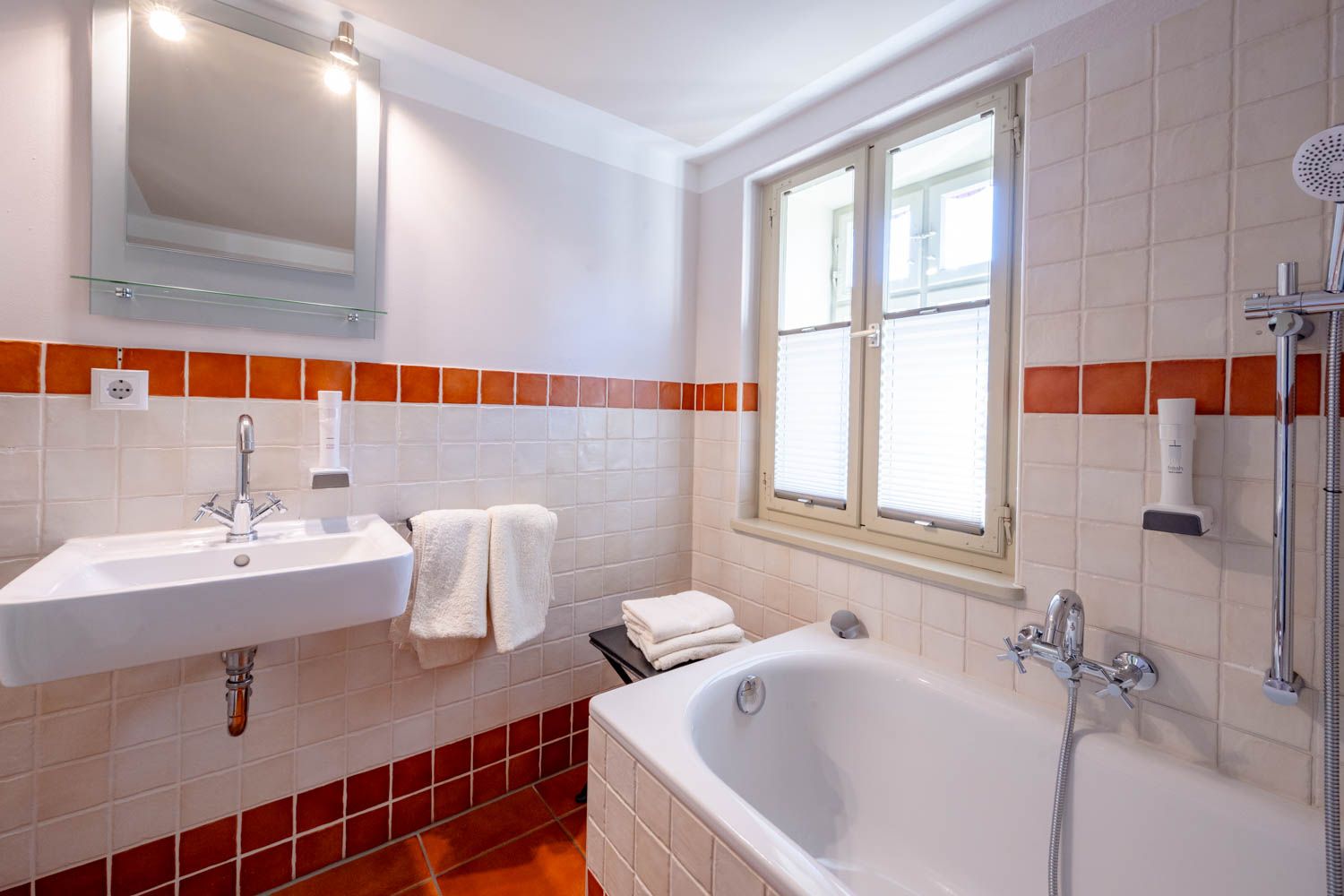 [Doppelzimmer 103] Helles Doppelzimmer mit gemütlichem Doppelbett und weitem Blick Richtung Elbe und Dorfstraße, ideal für Paare und kleine Familien.