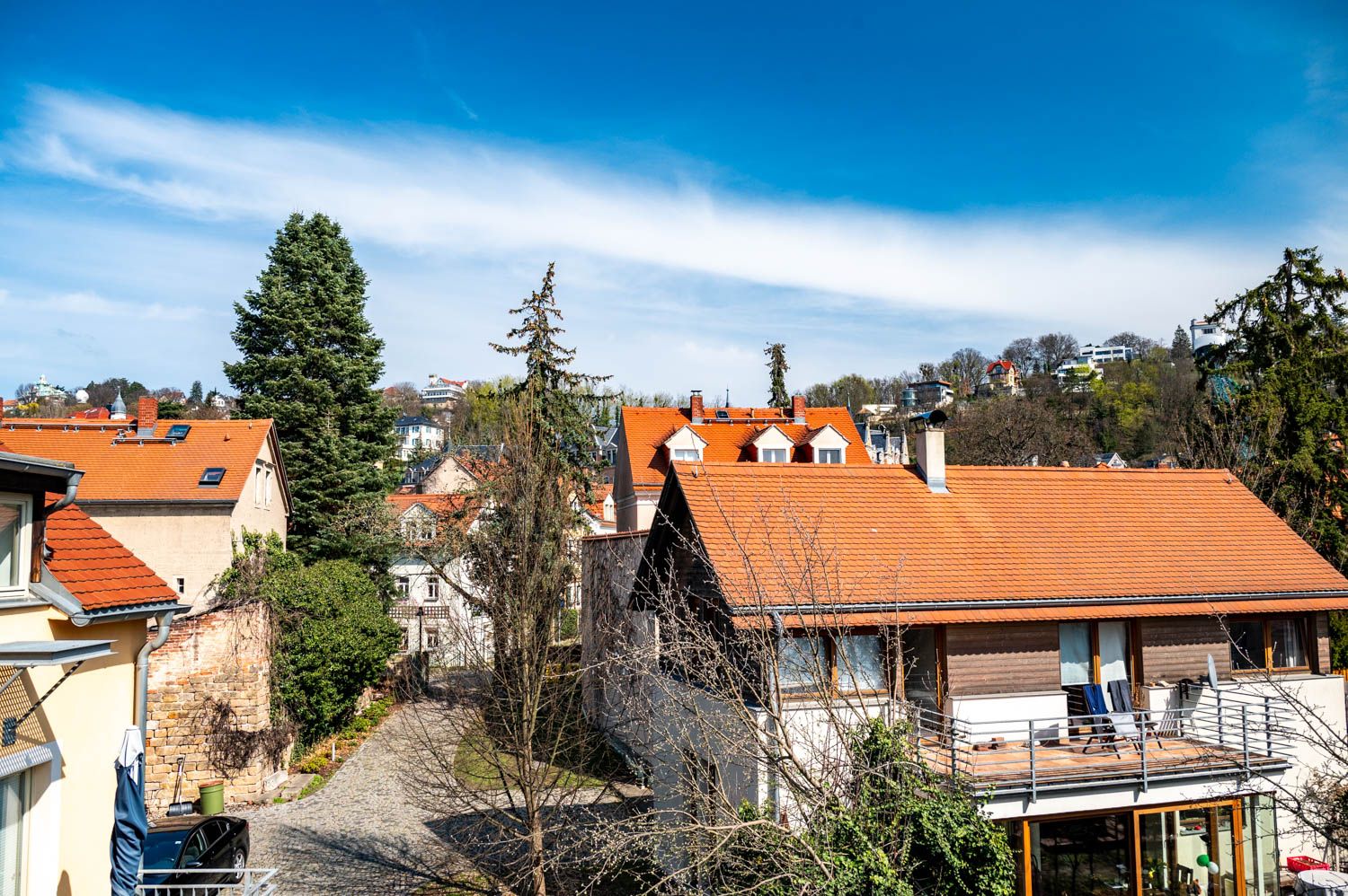 [Doppelzimmer 204] Helles Doppelzimmer im Alten Fährgut mit gemütlichem Doppelbett und weitem Blick auf die Elbhänge, die Schwebebahn und den Luisenhof.