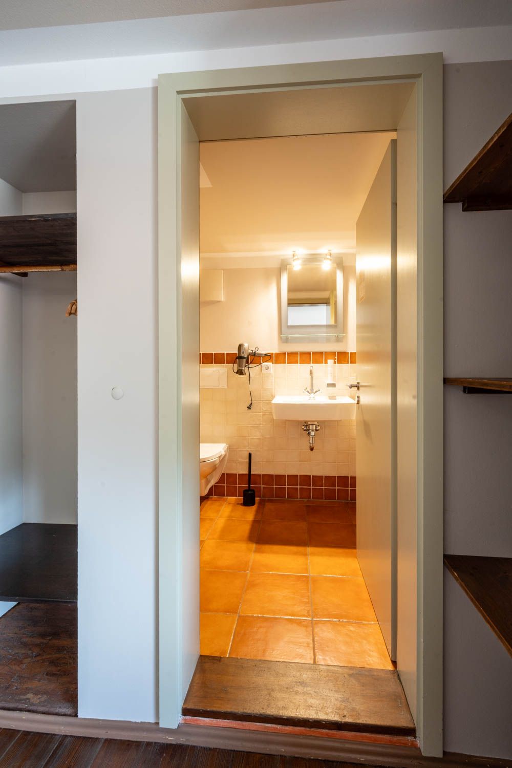 [Doppelzimmer 205] Helles Doppelzimmer im Alten Fährgut mit gemütlichem Doppelbett, zusätzlichem Schlafplatz und weitem Blick auf Elbhänge, Schwebebahn und Luisenhof.