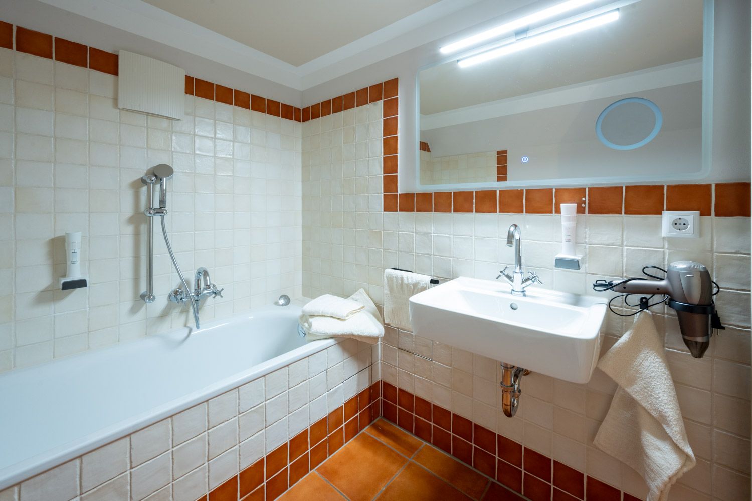 [Doppelzimmer 201] Helles Doppelzimmer mit komfortablem Doppelbett und Ausblick auf die Dorfstraße zur Elbe, ideal für Paare und kleine Familien.