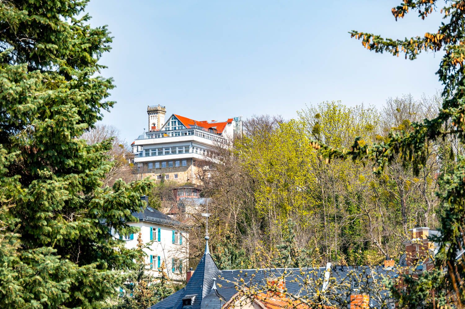 [Doppelzimmer 205] Helles Doppelzimmer im Alten Fährgut mit gemütlichem Doppelbett, zusätzlichem Schlafplatz und weitem Blick auf Elbhänge, Schwebebahn und Luisenhof.