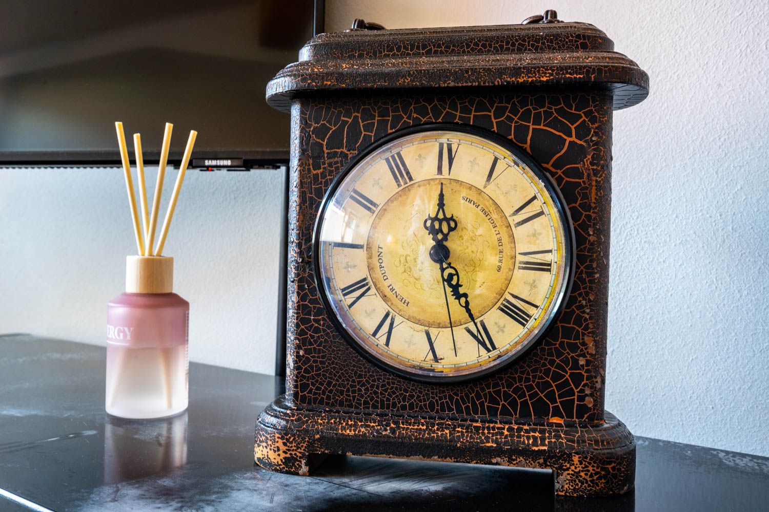 [Doppelzimmer 205] Helles Doppelzimmer im Alten Fährgut mit gemütlichem Doppelbett, zusätzlichem Schlafplatz und weitem Blick auf Elbhänge, Schwebebahn und Luisenhof.