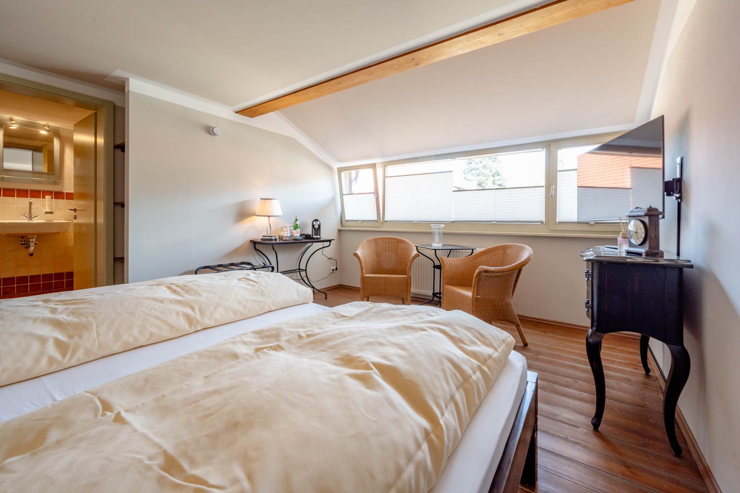 [Doppelzimmer 205] Helles Doppelzimmer im Alten Fährgut mit gemütlichem Doppelbett, zusätzlichem Schlafplatz und weitem Blick auf Elbhänge, Schwebebahn und Luisenhof.