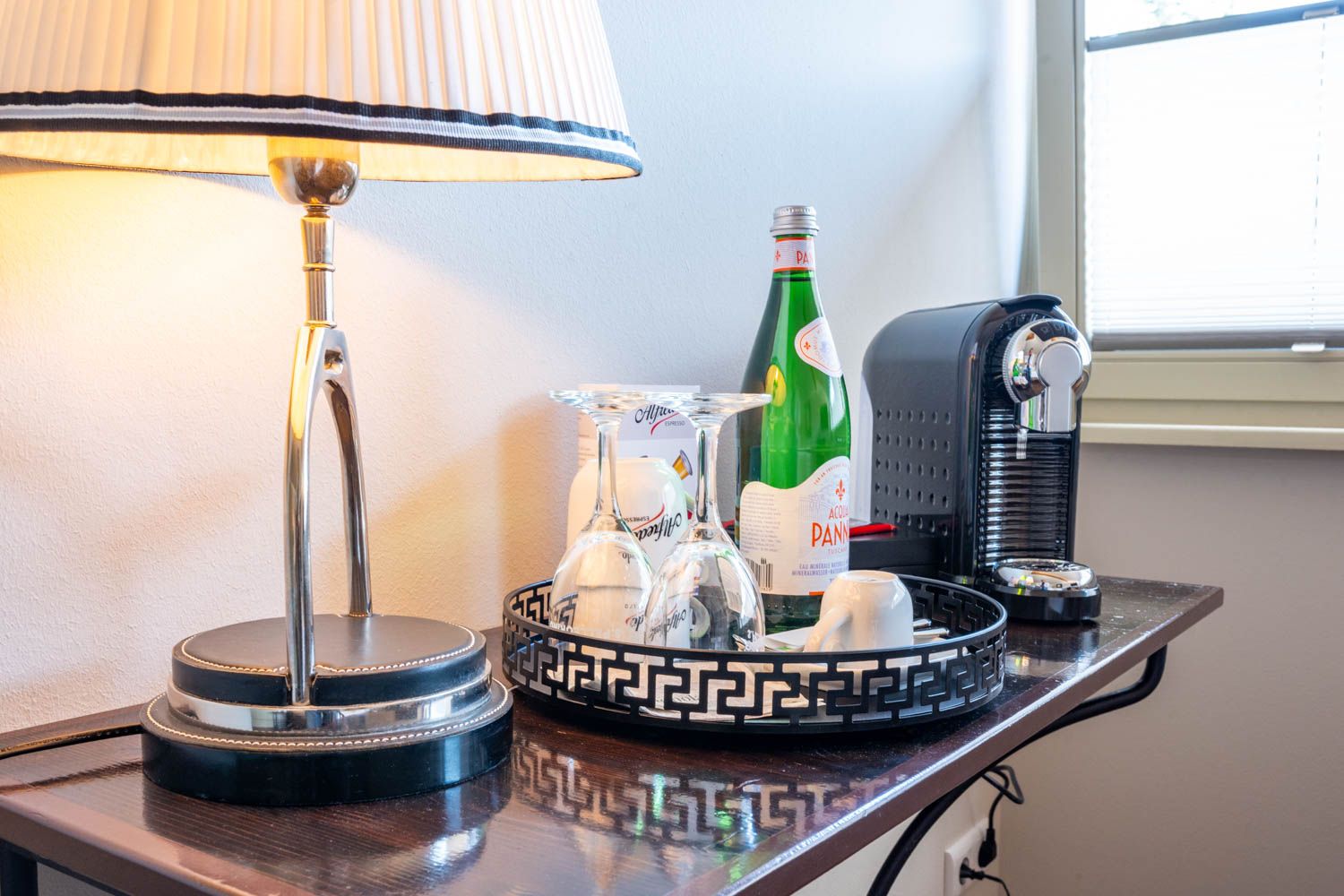 [Doppelzimmer 205] Helles Doppelzimmer im Alten Fährgut mit gemütlichem Doppelbett, zusätzlichem Schlafplatz und weitem Blick auf Elbhänge, Schwebebahn und Luisenhof.