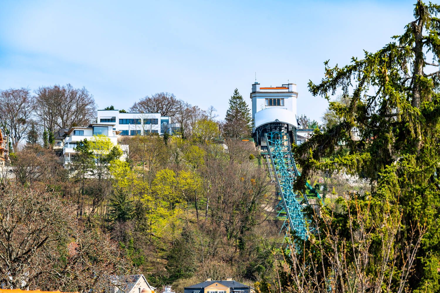 [Doppelzimmer 205] Helles Doppelzimmer im Alten Fährgut mit gemütlichem Doppelbett, zusätzlichem Schlafplatz und weitem Blick auf Elbhänge, Schwebebahn und Luisenhof.
