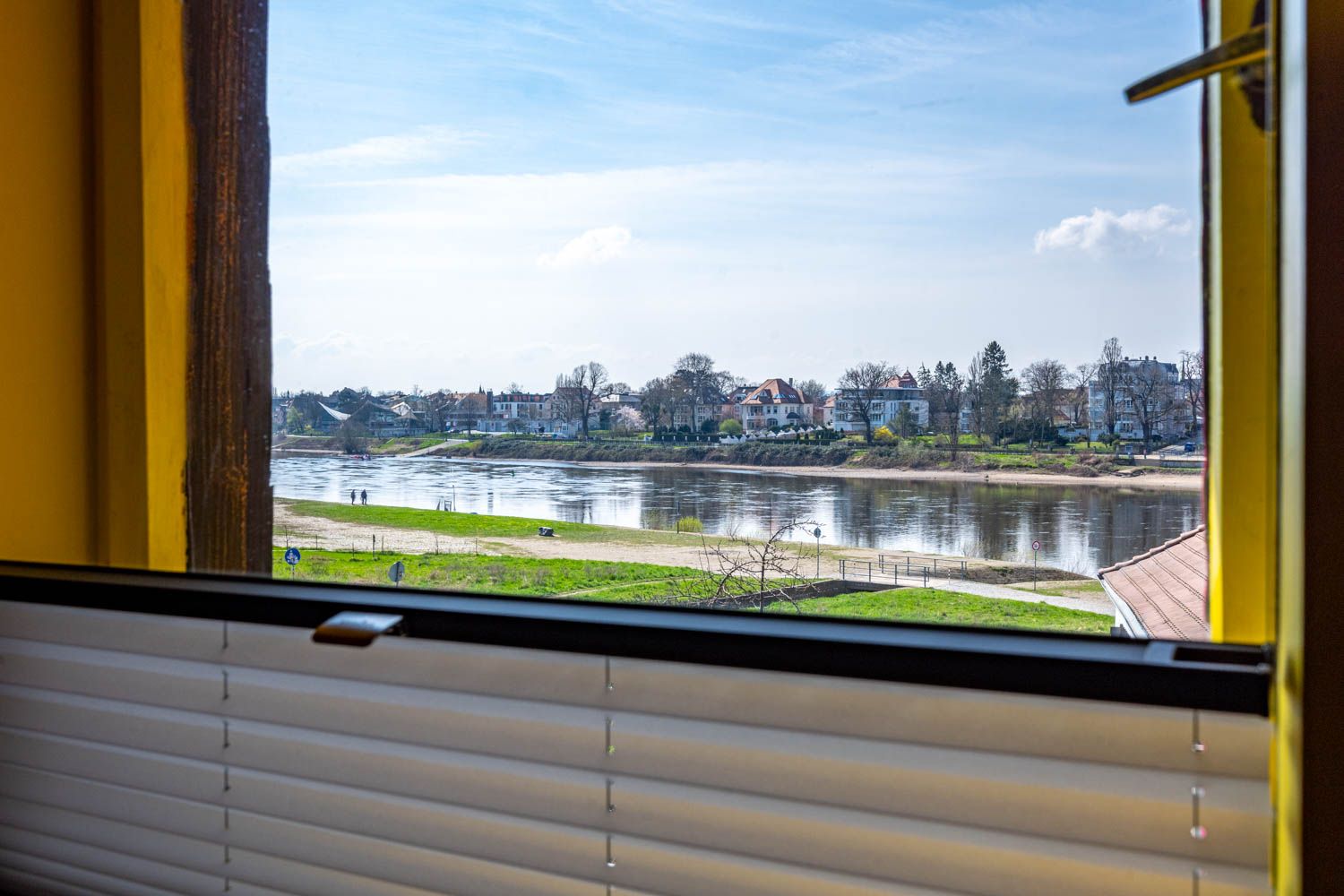 [Böckstiegel-Doppelzimmer 202] Individuell ausgemaltes Doppelzimmer mit künstlerischen Böckstiegel-Elementen, gemütlichem Doppelbett und liebevollen Details im historischen Alten Fährgut.