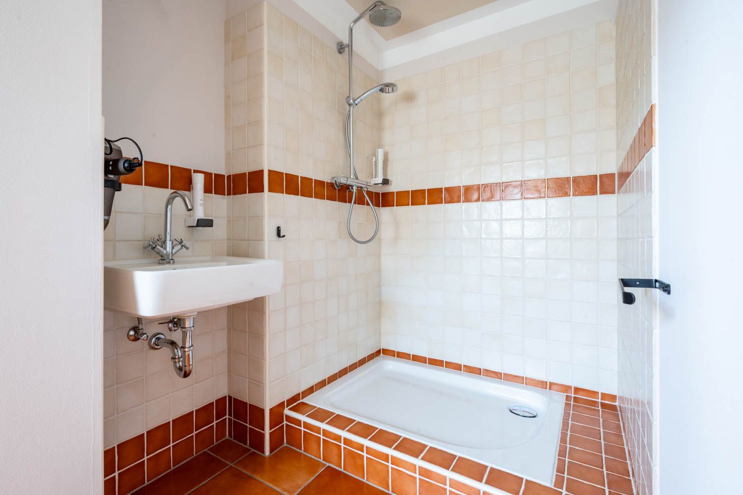 [Einzelzimmer 203 Böckstiegel] Kompaktes Einzelzimmer mit künstlerisch gestalteten Böckstiegel-Wänden, bequemen Bett und liebevollen Details im historischen Alten Fährgut.