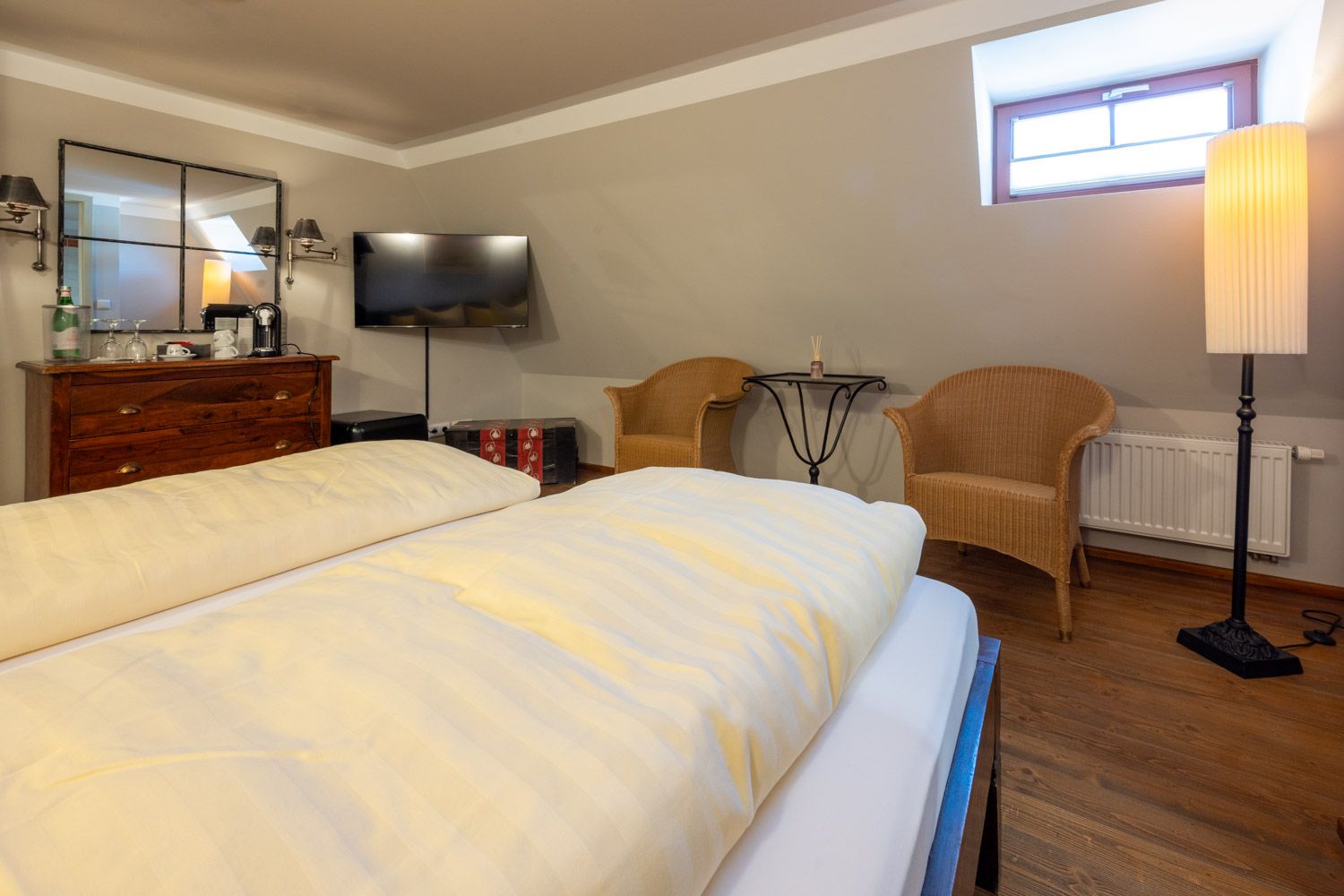 [Doppelzimmer 201] Helles Doppelzimmer mit komfortablem Doppelbett und Ausblick auf die Dorfstraße zur Elbe, ideal für Paare und kleine Familien.