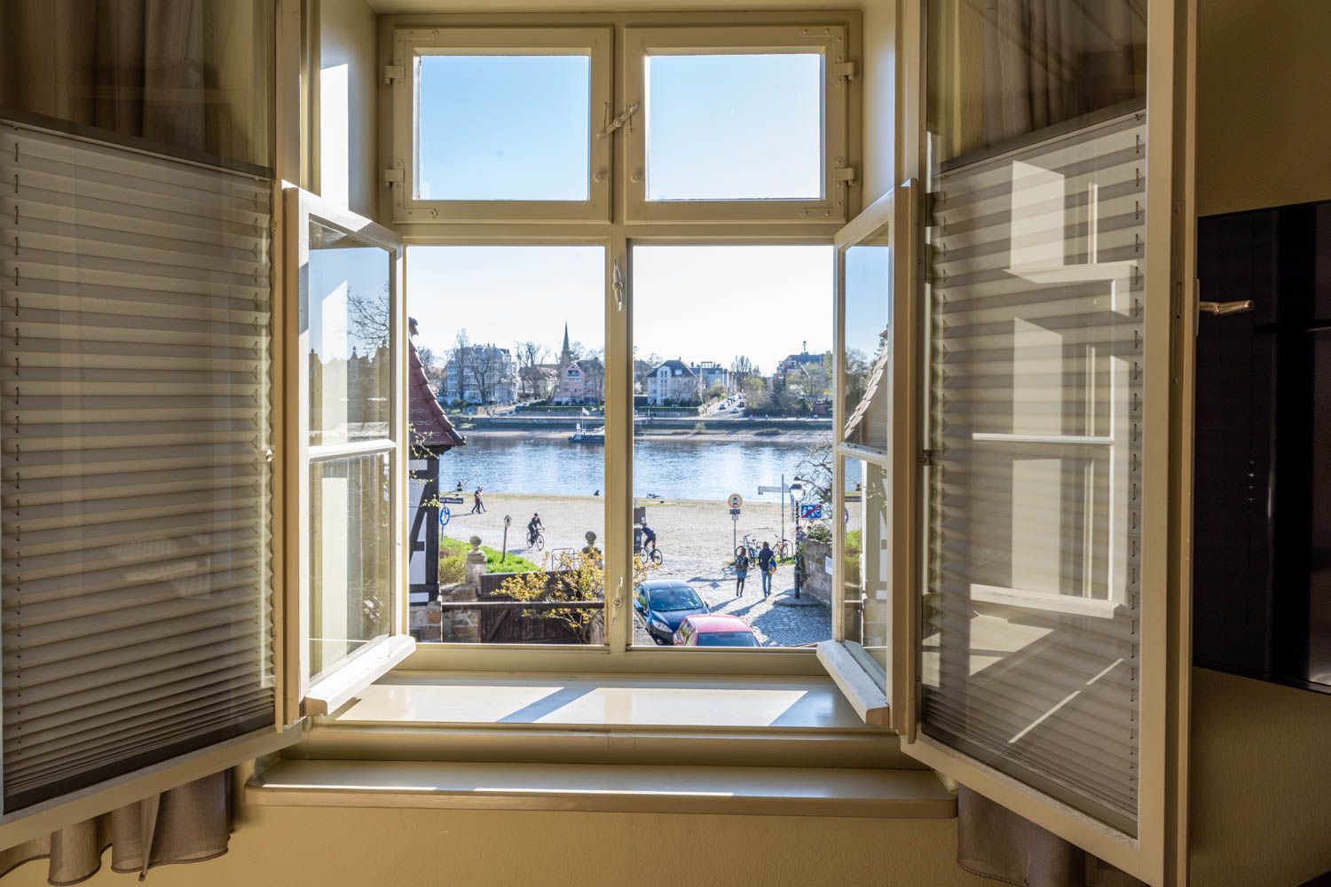 [Doppelzimmer 103] Helles Doppelzimmer mit gemütlichem Doppelbett und weitem Blick Richtung Elbe und Dorfstraße, ideal für Paare und kleine Familien.