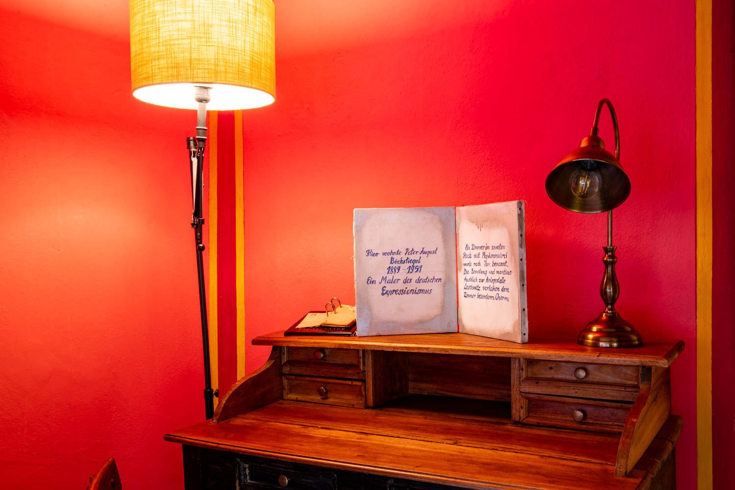 [Böckstiegel-Doppelzimmer 202] Individuell ausgemaltes Doppelzimmer mit künstlerischen Böckstiegel-Elementen, gemütlichem Doppelbett und liebevollen Details im historischen Alten Fährgut.