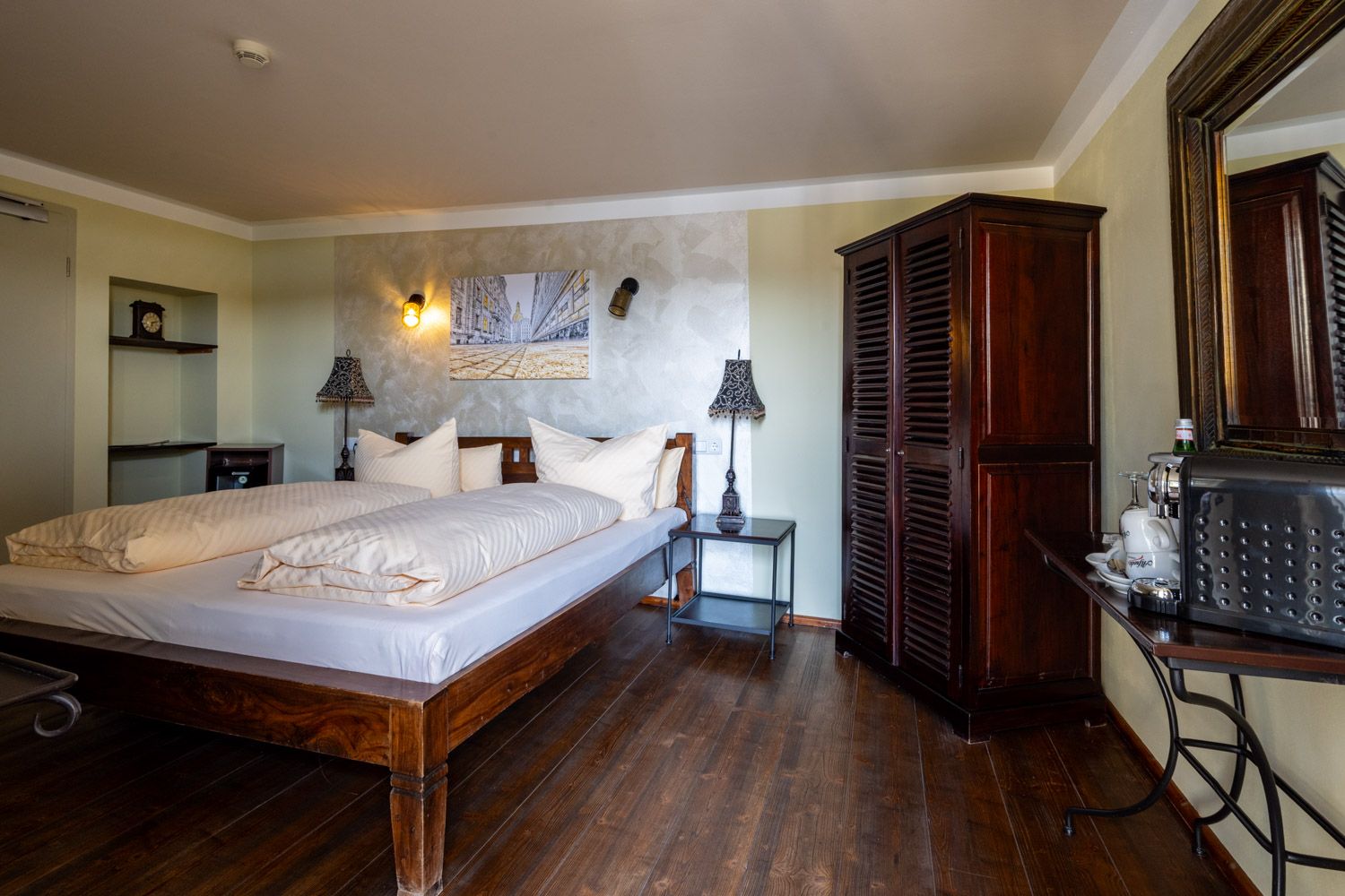 Stilvolles Doppelzimmer mit Gemeinschaftsterrasse und Blick auf Elbe und Blaues Wunder im Boutique Hotel La Campagnola, Dresden-Loschwitz.