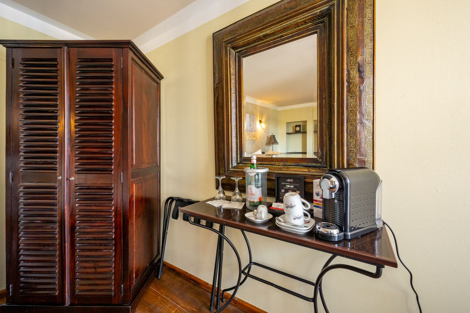 Stilvolles Doppelzimmer mit Gemeinschaftsterrasse und Blick auf Elbe und Blaues Wunder im Boutique Hotel La Campagnola, Dresden-Loschwitz.