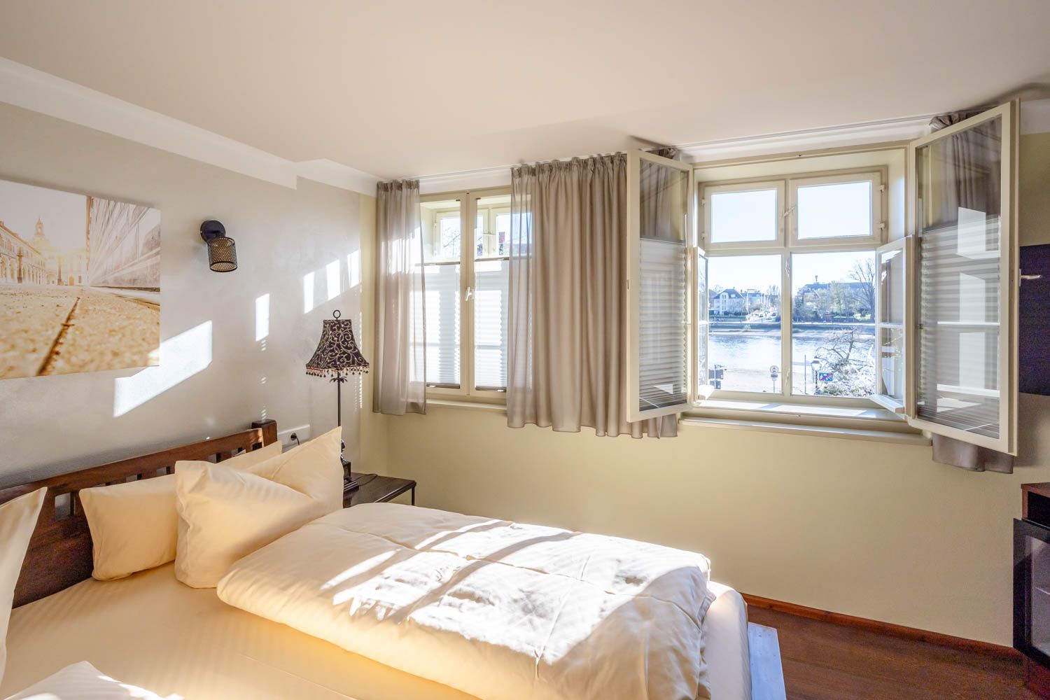 [Doppelzimmer 103] Helles Doppelzimmer mit gemütlichem Doppelbett und weitem Blick Richtung Elbe und Dorfstraße, ideal für Paare und kleine Familien.