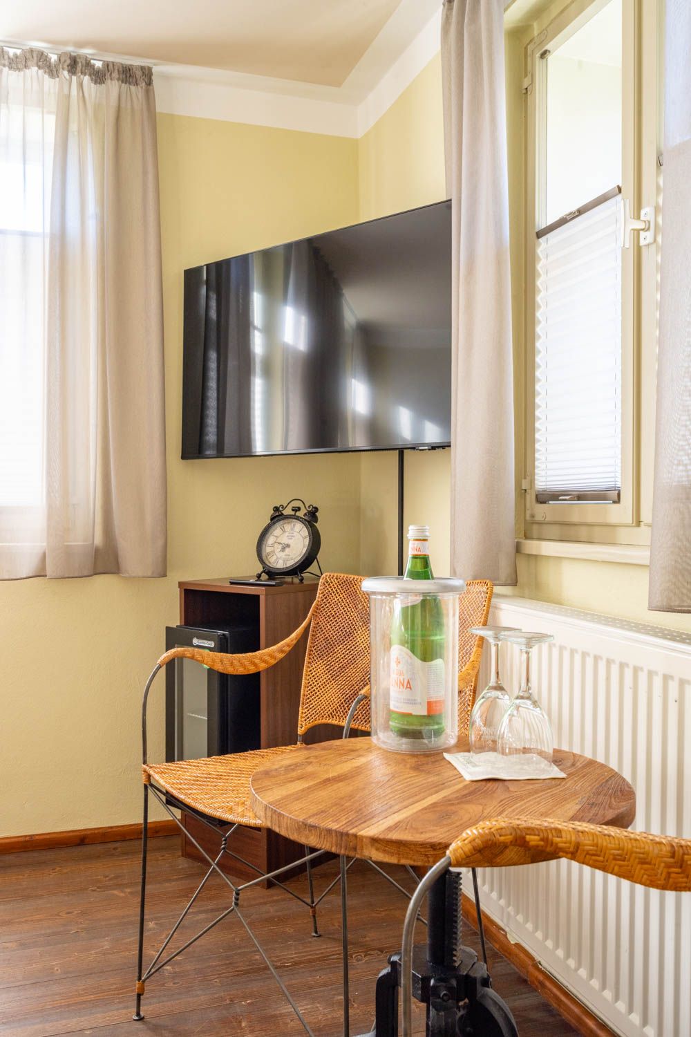 [Doppelzimmer 103] Helles Doppelzimmer mit gemütlichem Doppelbett und weitem Blick Richtung Elbe und Dorfstraße, ideal für Paare und kleine Familien.