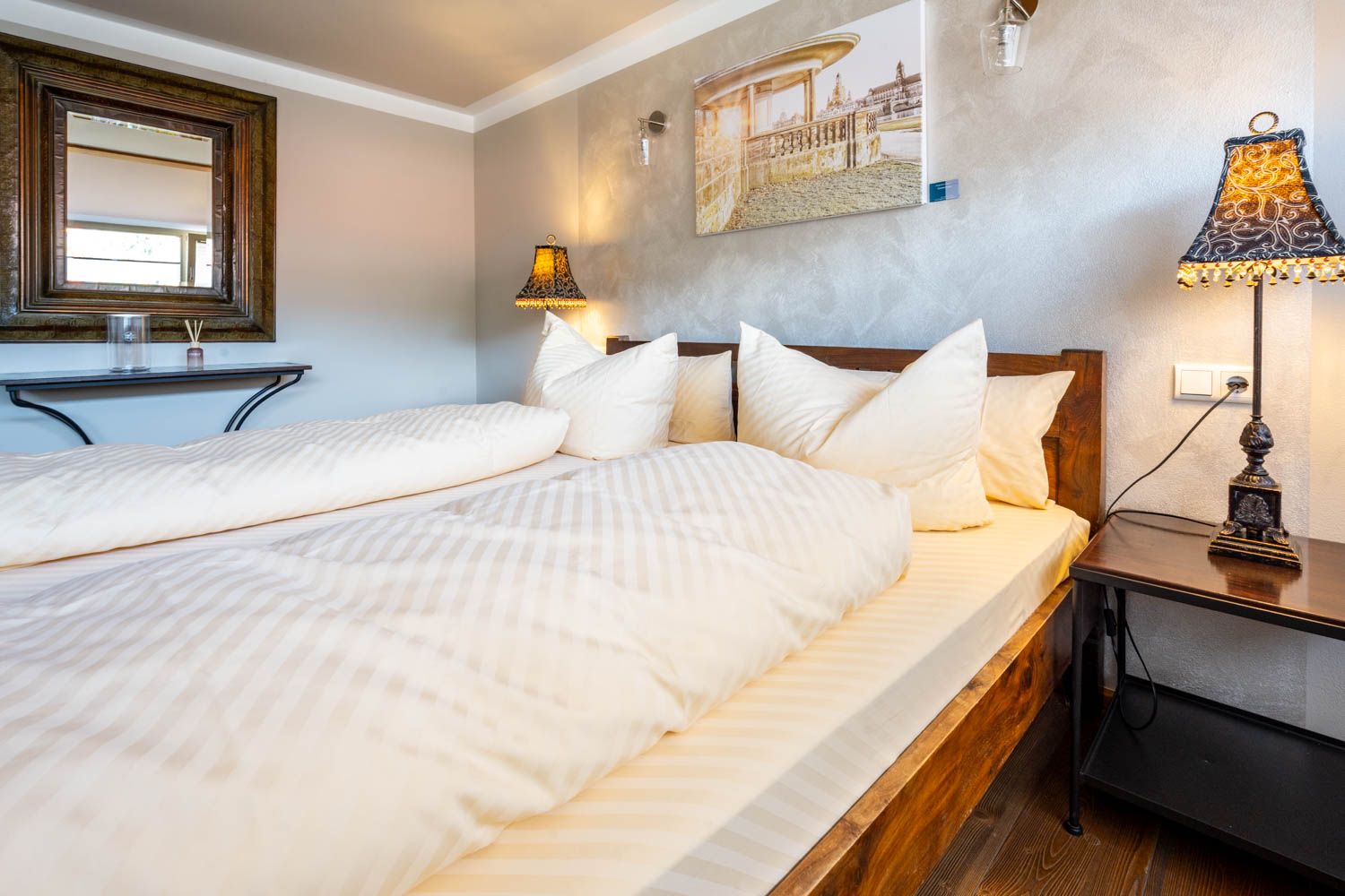 [Doppelzimmer 204] Helles Doppelzimmer im Alten Fährgut mit gemütlichem Doppelbett und weitem Blick auf die Elbhänge, die Schwebebahn und den Luisenhof.