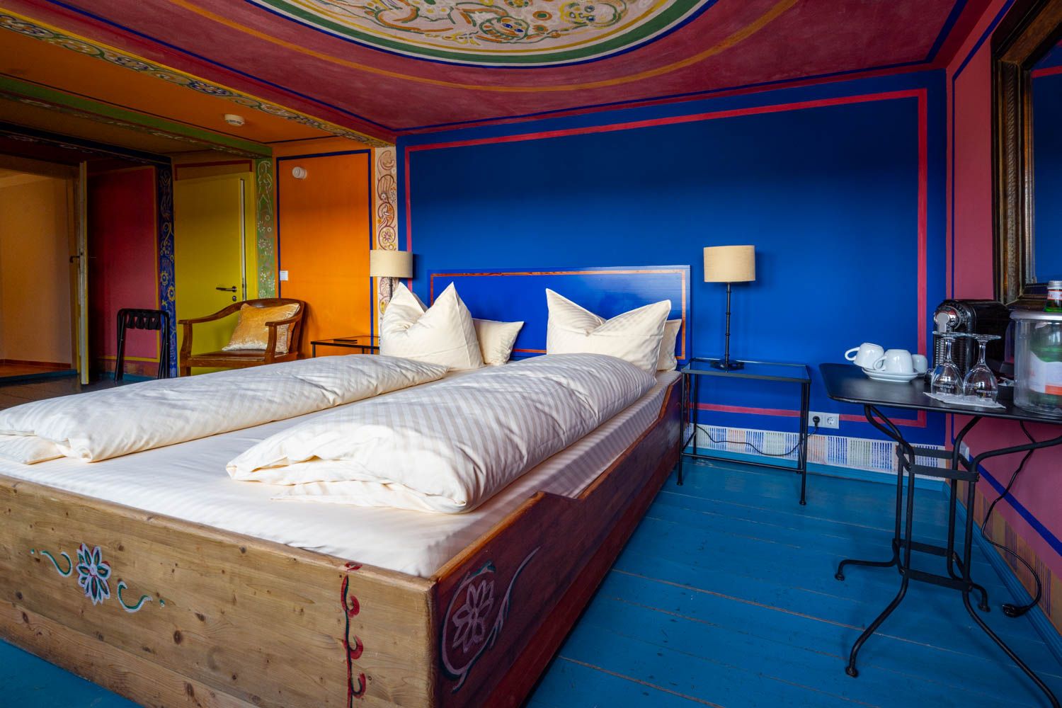 [Böckstiegel-Doppelzimmer 202] Individuell ausgemaltes Doppelzimmer mit künstlerischen Böckstiegel-Elementen, gemütlichem Doppelbett und liebevollen Details im historischen Alten Fährgut.