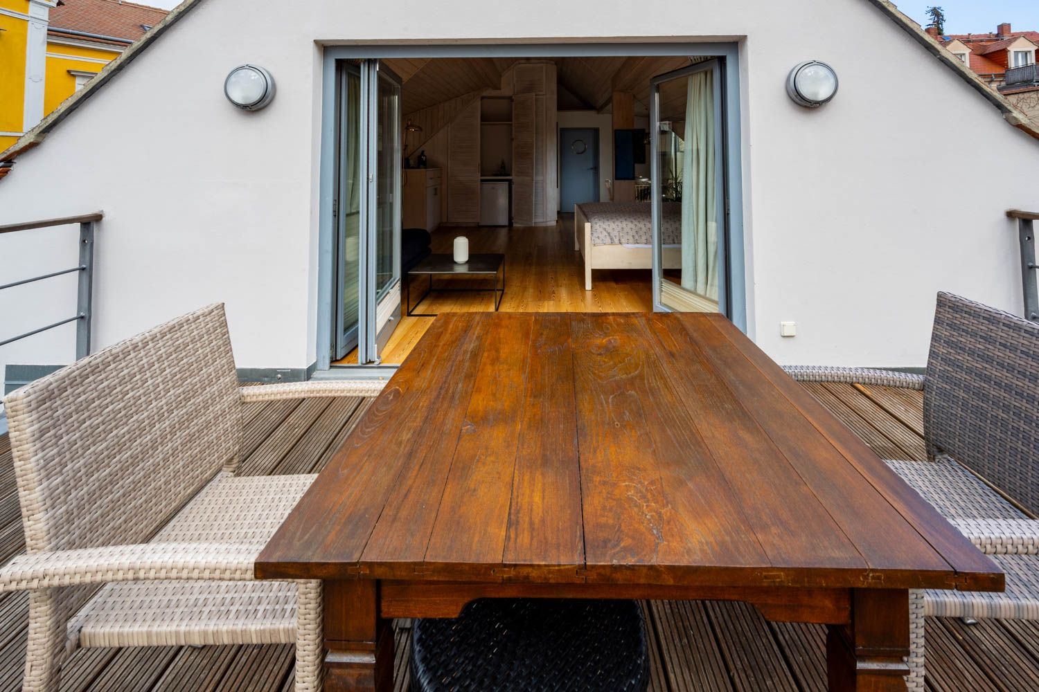 [Doppelzimmer Kajüte 401] Freundliches Doppelzimmer im Neuen Fährgut mit gemütlichem Doppelbett, kleiner Küche und großer Süd-Terrasse mit Blick auf die Elbe.